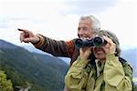 Alter Erwachsener Paar mit einem Fernglas in die Berge, Nahaufnahme, Tiefenschärfe