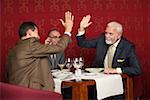 Trois hommes d'affaires acclamations lors d'un déjeuner d'affaires