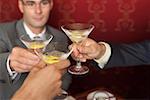 Trois hommes d'affaires tinter les verres à cocktails