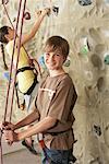 Enfants dans la salle de Gym d'escalade