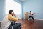 Couple à l'aide de téléphones dans la chambre vide