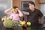 Enfants faisant la salade de fruits