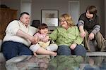 Familie auf Sofa mit Popcorn