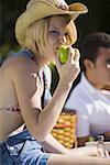 Jeune femme mange une pomme