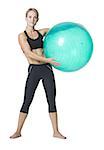 Portrait d'une jeune femme tenant un ballon de fitness