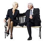 Homme d'affaires et femme d'affaires assis sur un banc