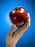 Nahaufnahme einer Frau Hand hält einen Apfel