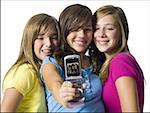 Trois filles avec le téléphone appareil photo