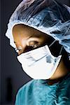 Femme chirurgien dans scrubs
