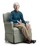 Portrait d'une femme senior assis sur un fauteuil