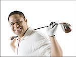 Portrait d'un homme adult moyen tenant un bâton de golf