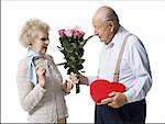 Älterer Mann bei Frau Valentinstag Schokolade