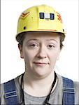 Portrait d'un mineur de charbon femelle portant un casque de sécurité