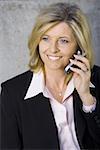 Gros plan d'une femme d'affaires parlant sur un téléphone mobile