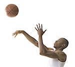 Porträt eines jungen Mannes, der einen Basketball werfen