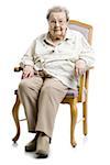Portrait d'une femme senior assis sur une chaise