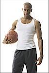 Porträt eines jungen Mannes, hält einen basketball