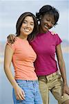 Portrait de deux jeunes femmes souriantes