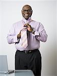 Portrait d'un homme d'affaires attacher sa cravate