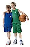 Jeunes garçons jouant au basketball