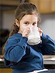 Junges Mädchen, trinken ein Glas Milch