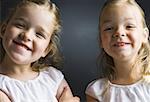 Portrait de deux jeunes filles souriantes
