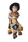 Garçon avec fusil jouet et cheval avec chapeau de cowboy