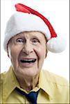 Portrait d'un homme senior coiffé d'un chapeau de Santa et de rire