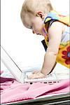 Voir le profil:: un bébé avec un ordinateur portable