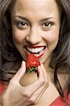 Porträt einer jungen Frau eine erdbeere essen