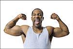 Homme afro-américain flexing muscles du bras