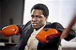 Portrait d'un jeune homme assis sur un ring de boxe