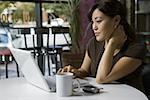 Jeune femme à l'aide d'un ordinateur portable