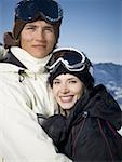 Portrait d'un jeune couple souriant