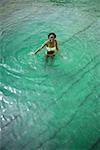 Vue grand angle d'une jeune femme debout dans un lac