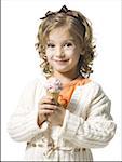 Sourire de jeune fille de cornet de crème glacée manger chandail blanc