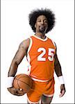 Joueur de basket-ball avec un afro orange uniforme