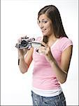 Une jeune femme filmer avec une caméra vidéo à domicile