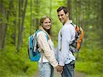 Portrait d'un jeune couple, main dans la main et le sourire