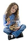 Portrait d'une jeune fille tenant un pot de cookies