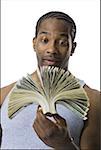African American tenant un tas de billets d'un dollar