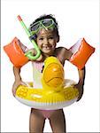 jeune fille en natation gear sourit comme elle a l'air dans l'appareil photo