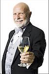 Portrait d'un homme senior tenant un verre de vin