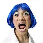 Mann mit blauer Perücke und Make-up zu schreien