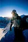 Mann mit Ski-Brille Stand auf dem Berg