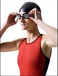 Gros plan d'une jeune femme portant des lunettes de natation