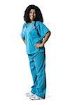 Portrait d'une femme infirmière debout avec les bras sur les hanches