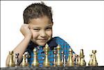 Portrait d'un garçon jouant aux échecs