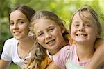 Portrait de trois jeunes filles assis ensemble