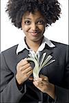 Portrait d'une femme d'affaires détenant le papier-monnaie